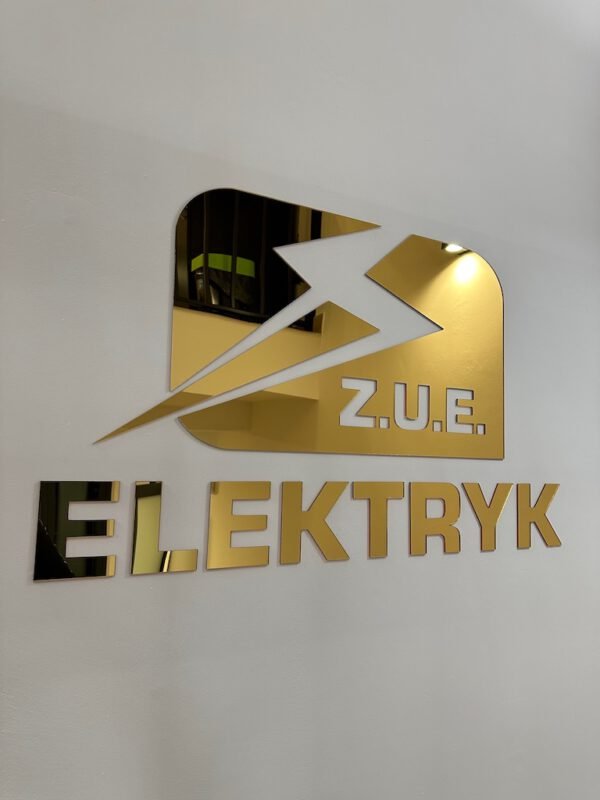 logo plexi na ścianę
