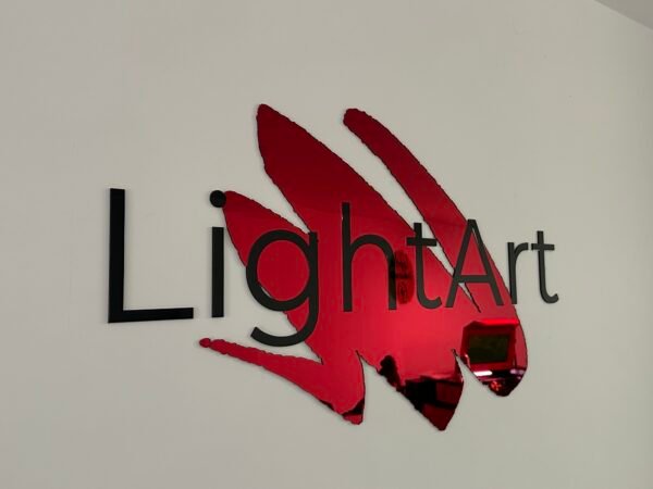 logo z plexi na ścianę